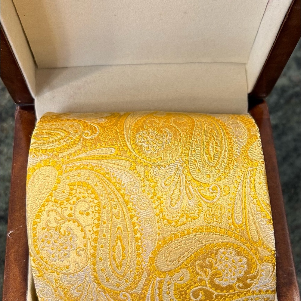Golden yellow silk tie by Zodiac. Beautiful, rich pattern